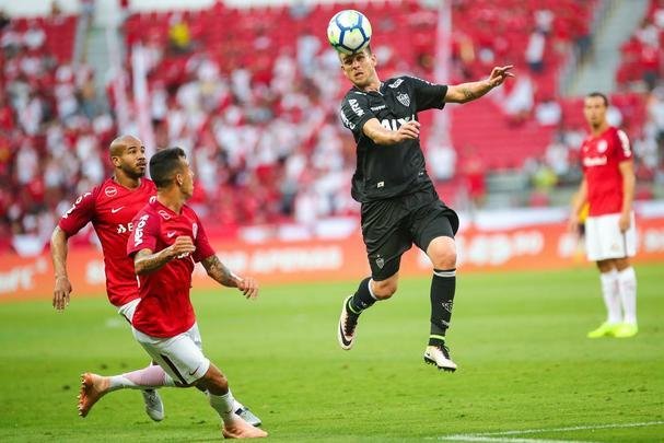 Galo derrotou Internacional no Beira-Rio com gols de Cazares e Terans; D'Alessandro descontou de pênalti