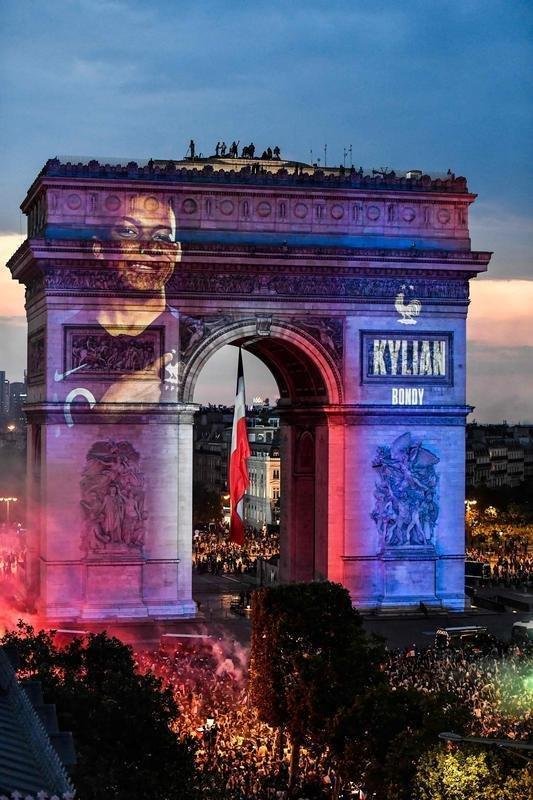 Quando a noite chegou, Paris ficou ainda mais linda: Torre Eiffel foi iluminada com as cores da bandeira francesa e Arco do Triunfo recebeu projees com rostos dos campees
