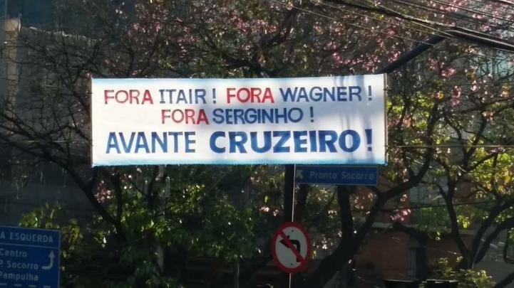Faixas espalhadas por Belo Horizonte contra a diretoria do Cruzeiro