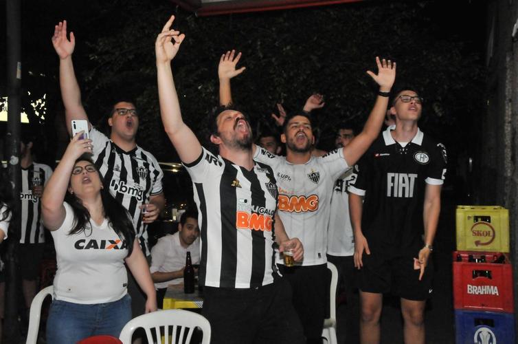 Torcedores do Galo comemoram classificao  final da Copa do Brasil no Bar do Salomo, tradicional reduto atleticano de Belo Horizonte
