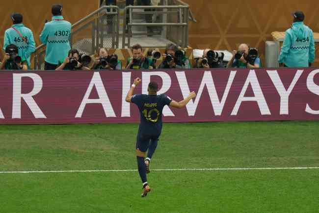 Mbappé faz três gols na final e é artilheiro da Copa do Mundo de 2022 -  Estadão