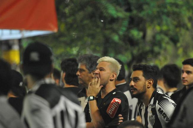 Torcedores do Atlético acompanham a partida contra o Palmeiras em alguns bares de Belo Horizonte