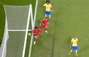 Fernandinho errou ao tentar tirar a bola em escanteio e colocou contra as prprias redes