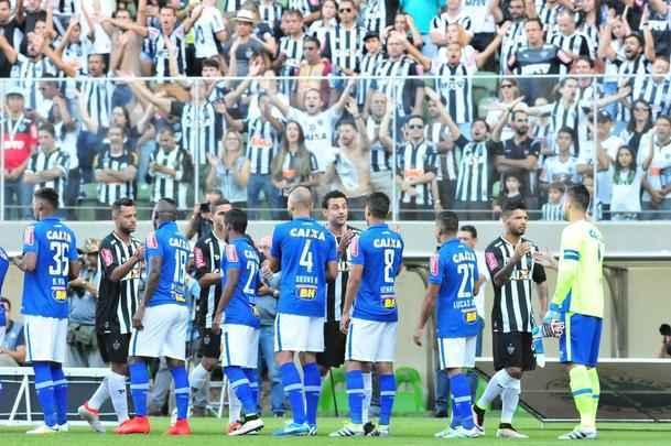 Entrada dos times em campo e execuo do Hino Nacional Brasileiro no Independncia