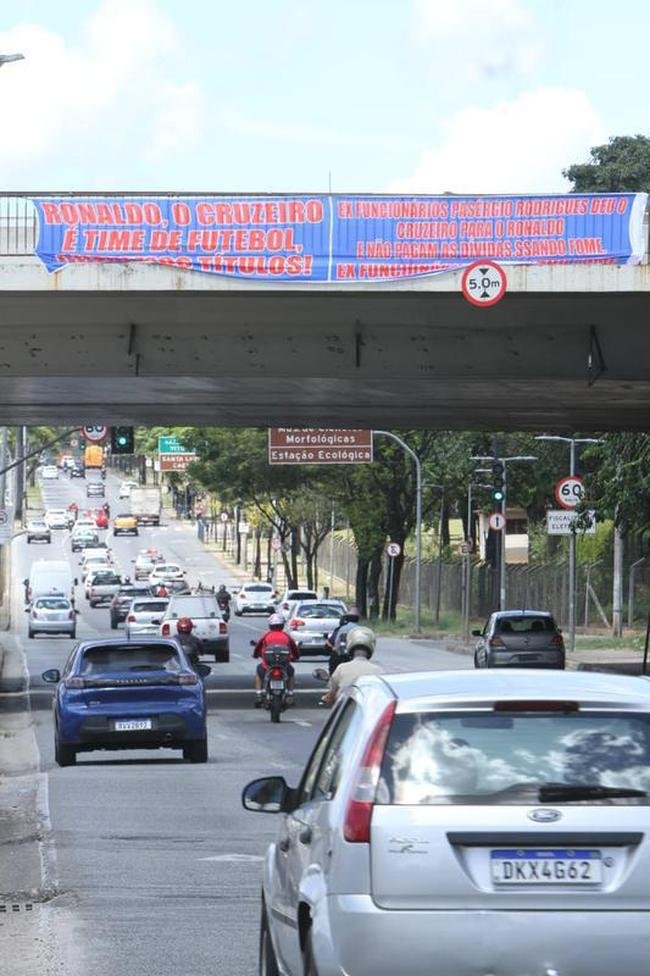 Faixas crticas  gesto de Ronaldo no Cruzeiro so estendidas em viaduto e passarela em dois pontos da avenida Antnio Carlos, em Belo Horizonte 