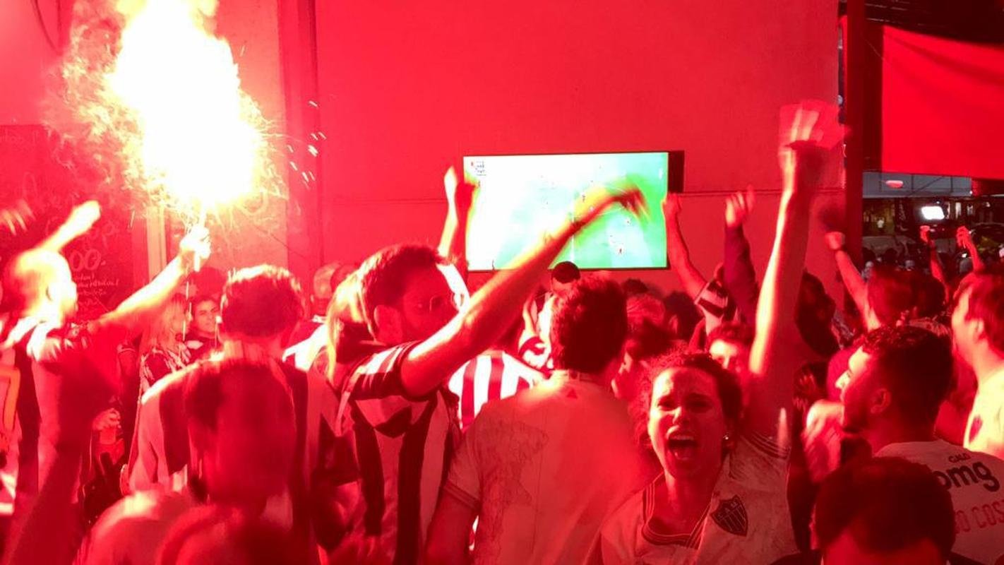 Nesta quinta-feira (2), torcedores do Atltico lotaram os bares de BH para acompanhar Bahia x Galo, jogo adiado da 32 rodada do Campeonato Brasileiro. Na imagem, Devotos Bar.