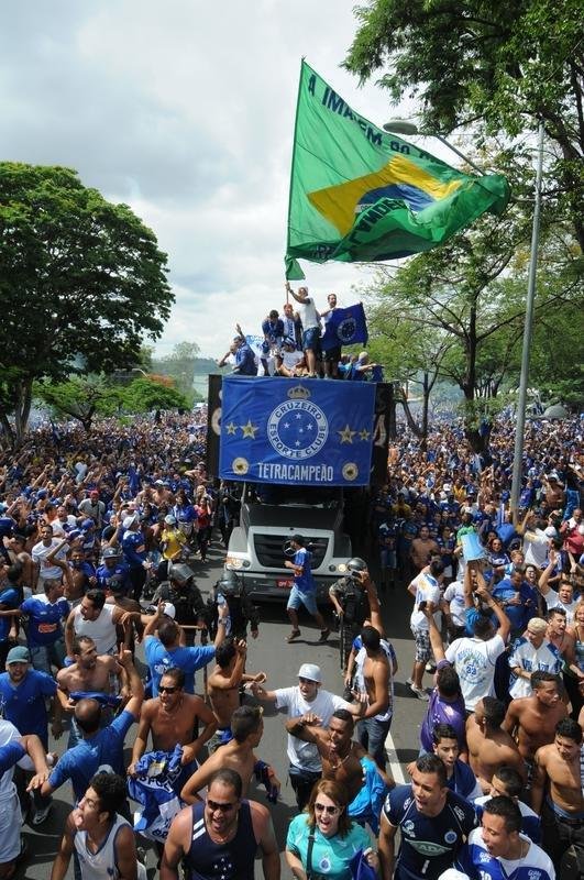 Antes do jogo com o Fluminense, em 7 de dezembro de 2014, jogadores do Cruzeiro desfilaram em carro aberto entre a Toca da Raposa II e o Mineiro, onde receberiam a taa de tetracampeo brasileiro. Uma multido azul tomou conta da Pampulha e festejou o quarto ttulo da Srie A. No jogo das faixas, a Raposa venceu o Tricolor por 2 a 1.