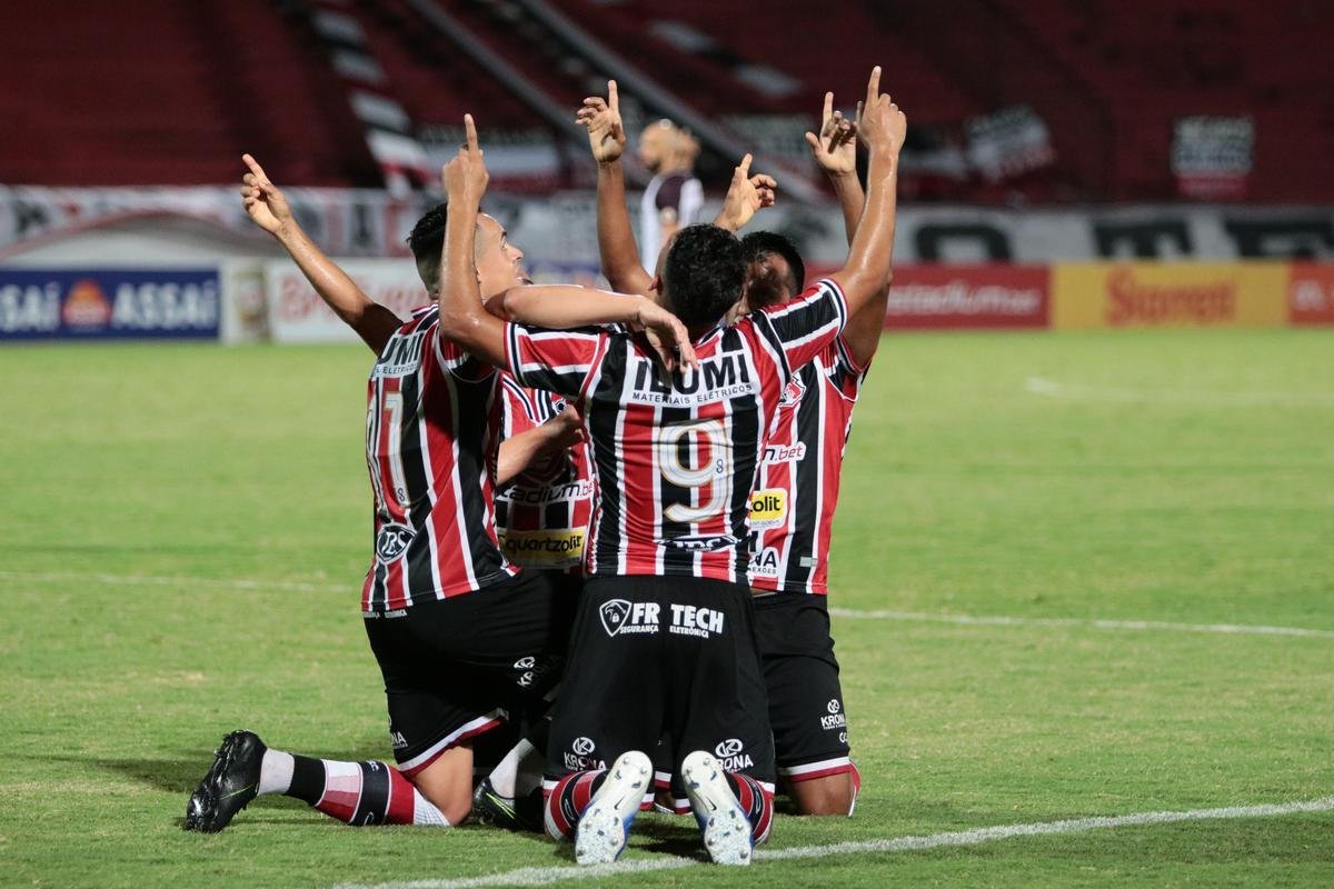 No Arruda, Jacuipense saiu na frente, com Railan. Mayco Félix, com dois gols, virou para o Santa. Os dois gols de Dinei, viraram novamente o placar, mas, nos minutos finais, Toty empatou para o Tricolor.