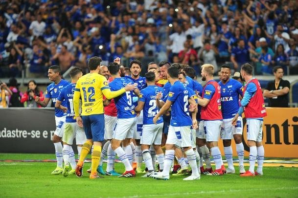 Fbio foi decisivo nos pnaltis, fez trs defesas e colocou o Cruzeiro nas semifinais da Copa do Brasil