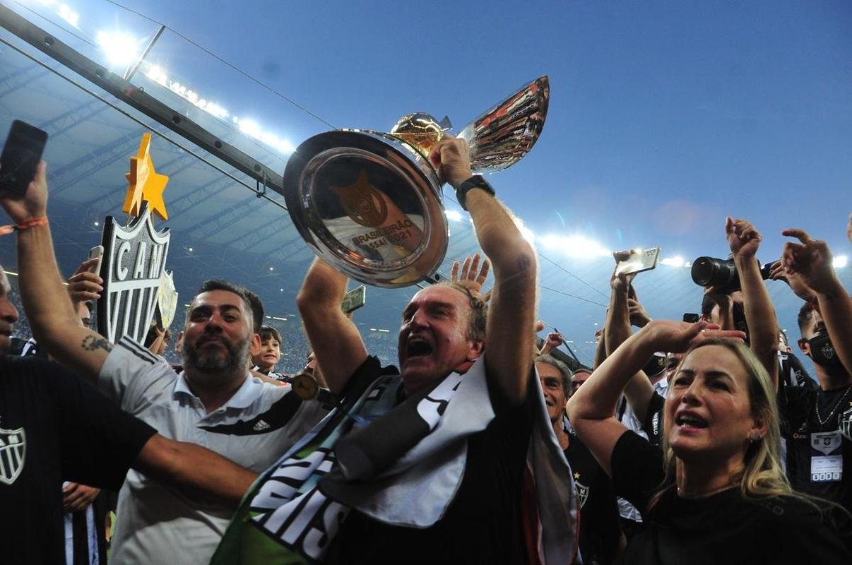 Atltico ergue a taa de campeo brasileiro e d a volta olmpica diante da torcida alvinegra, no Mineiro