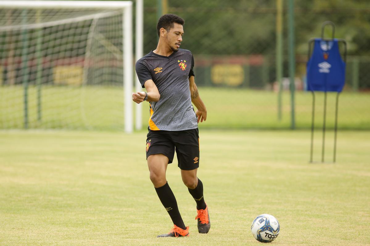 No primeiro trabalho, houve um treinamento tático, que exigia troca de passes e triangulações dos jogadores, com o elenco dividido em grupos de três atletas cada. Em seguida, os jogadores foram divididos em dois grupos no mesmo campo para o trabalho específico por setores de defesa e ataque. De um lado, os zagueiros, laterais e volantes participaram de um treino tático de posicionamento com o auxiliar Daniel Cerqueira. Do outro, os meias e atacantes fizeram um trabalho específico de passe e finalização sob o comando do técnico Daniel Paulista.