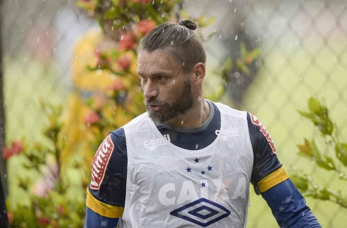 Elenco do Cruzeiro precisou deixar o campo da Toca da Raposa II aps tempestade em BH