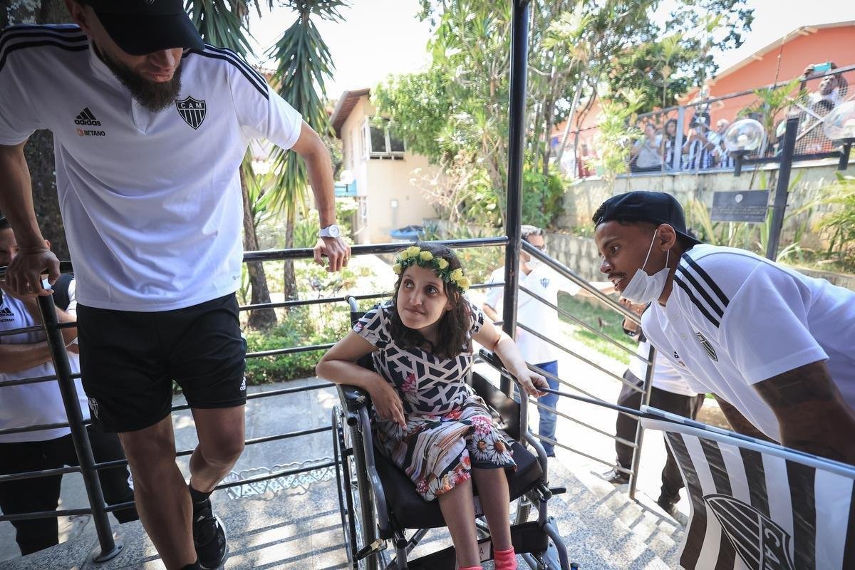 Jogadores do Atltico visitam Ncleo Assistencial Caminhos para Jesus