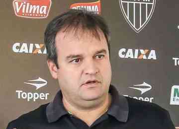 Profissional, que estava no clube há 20 anos, anuncia saída por decisão do presidente Sérgio Coelho