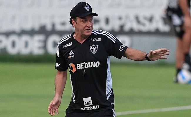 Cuca marca goles durante el entrenamiento del Atlético; ver el vídeo Cuca cuello acanalado