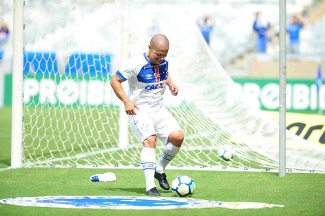 Cruzeiro: time campeo da Trplice Coroa de 2003 venceu equipe de masters por 2 a 1, neste domingo, em jogo festivo realizado no Mineiro