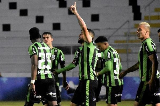 Com dois a menos durante boa parte do segundo tempo, o Coelho fez valer a superioridade numrica e bateu a Macaca por 1 a 0