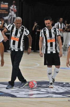 Jogo festivo e solidrio reuniu craques do futsal mineiro em BH