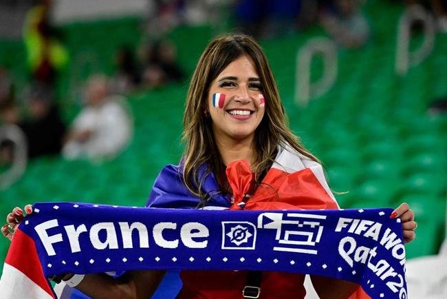 Torcedores no Estdio Al Thumama, em Doha, para o duelo entre Frana e Polnia, pelas oitavas de final da Copa do Mundo.