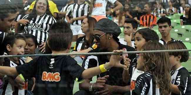 O ssia de Ronaldinho Gacho fez a festa das crianas neste domingo, no Estdio Independncia, na partida entre Atltico e Boa Esporte. Durante o jogo pelo Campeonato Mineiro, alguns torcedores tiraram fotos com o 