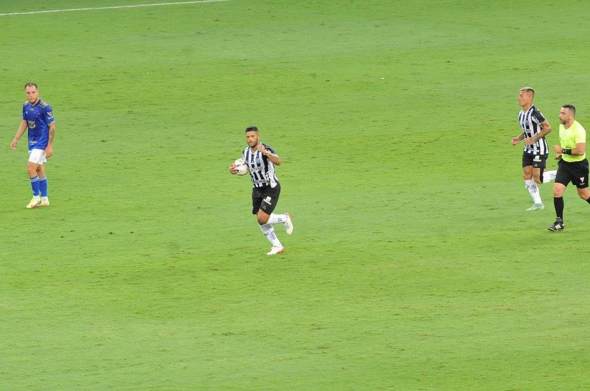 Hulk marcou o gol de empate do Atltico em cobrana de pnalti. Cruzeirenses reclamaram muito da marcao