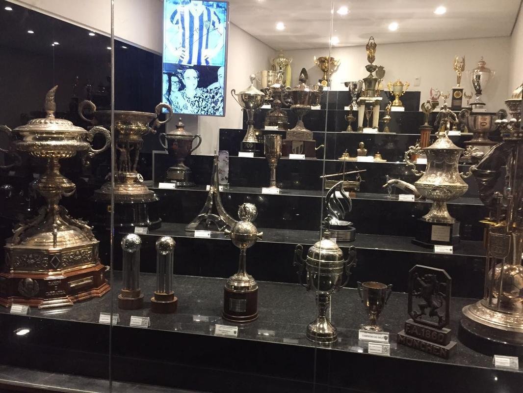 Vidros da sede do Atltico viraram local de protesto aps eliminao. Pouco depois, funcionrios limparam o local