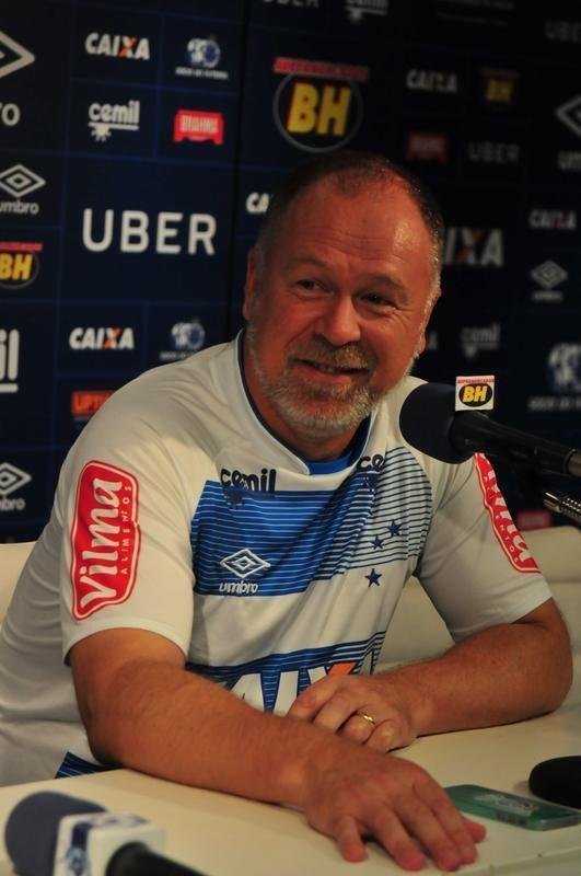 Cruzeiro iniciou temporada 2018 com reapresentao do elenco nesta quarta-feira; na foto, o tcnico Mano Menezes durante sua entrevista coletiva