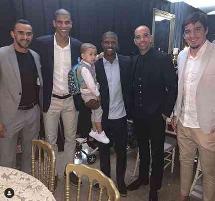 O zagueiro Leonardo Silva, o lateral-direito Carlos Csar e o goleiro Uilson reencontraram os ex-companheiros Serginho e Diego Tardelli no casamento de Marcos Rocha