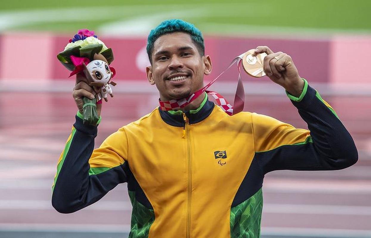 Mateus Evangelista foi bronze no salto em distncia da classe T37, no atletismo 