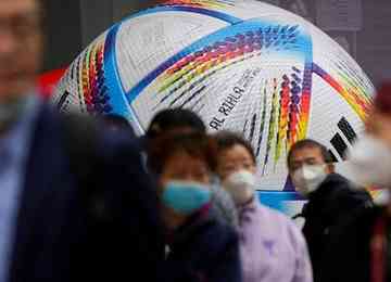 Restrições para conter a propagação do vírus estão deixando os chineses à margem das comemorações.