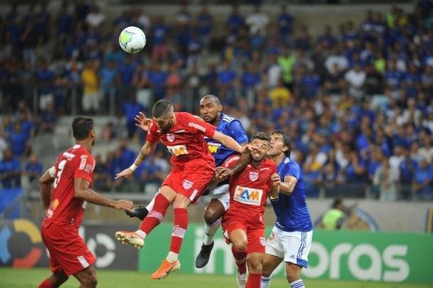 Revs por 2 a 0 para o CRB frustrou torcida do Cruzeiro no Mineiro