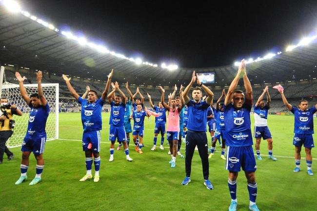 Com gol de Edu, Cruzeiro venceu Brusque por 1 a 0 no Mineiro pela segunda rodada da Srie B. Time e comisso tcnica comemoraram com a torcida no Gigante da Pampulha