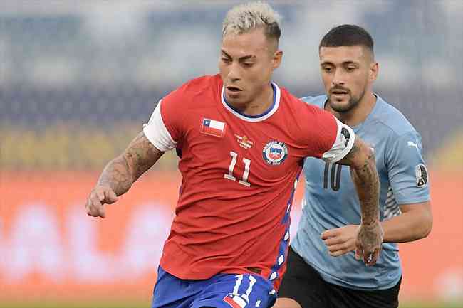 Vargas é perseguido por Arrascaeta: atacante do Galo marcou o gol do Chile no empate contra uruguaios
