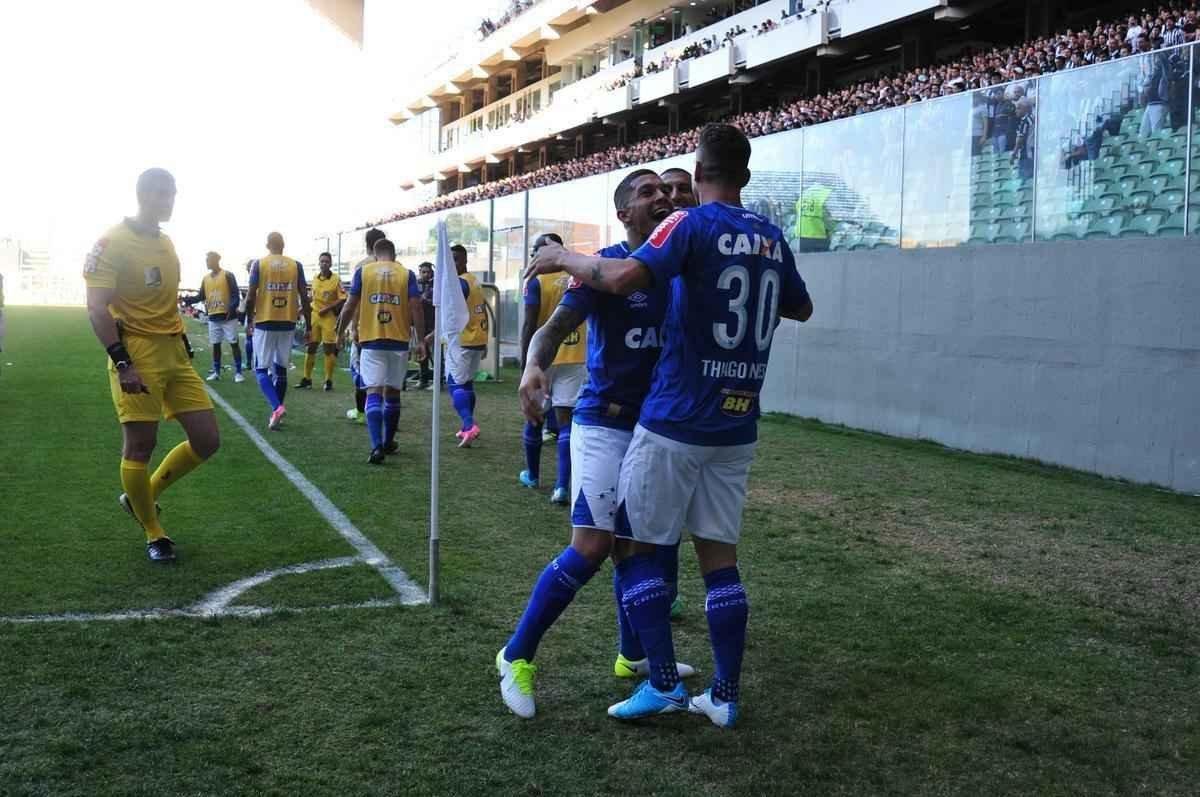 Thiago Neves colocou o Cruzeiro em vantagem no clssico: 1 a 0
