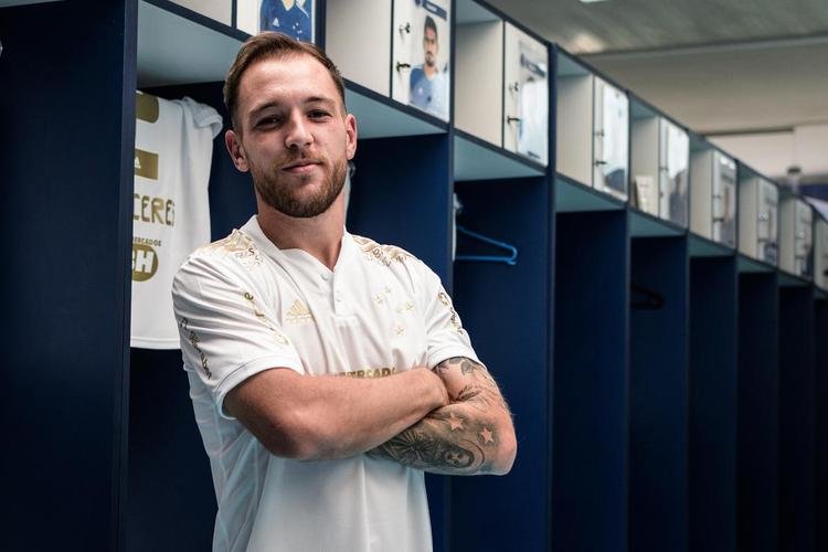 Cruzeiro lançou camisa branca, com detalhes em dourado, nesta quinta-feira (6 de maio)
