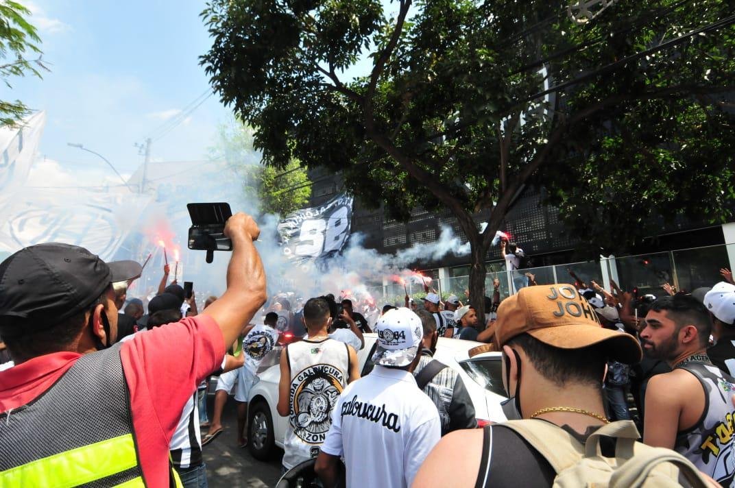 Mais de 300 torcedores do Atltico foram  sede do clube protestar contra a contratao de Thiago Neves