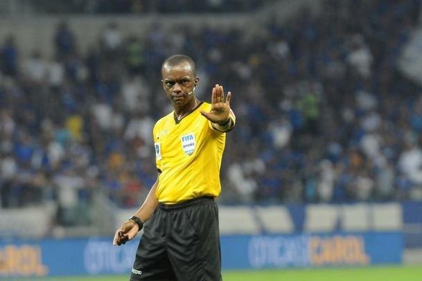 Fotos do primeiro tempo do duelo entre Cruzeiro e Internacional, no Mineiro, pela semifinal da Copa do Brasil