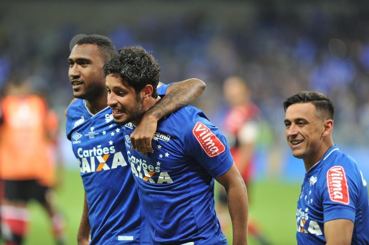 Depois da vitria por 5 a 3 nos pnaltis, que teve Fbio como heri, jogadores e comisso tcnica comemoraram muito no gramado do Mineiro. Capito Henrique ergueu a taa do penta no Gigante