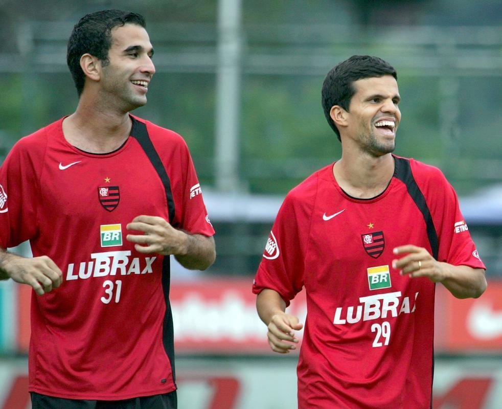 Meias Leo Medeiros e Walter Minhoca no Flamengo em 2006. Ambos foram revelados pelo Cruzeiro
