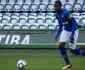 Cruzeiro recusa oferta milionria do PSV e renova contrato de jovem zagueiro da base