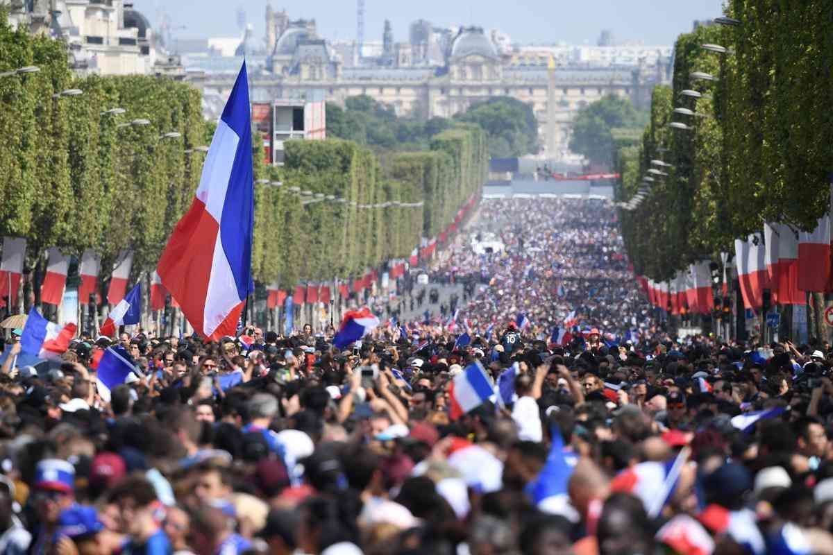 Campees do mundo desfilaram nas ruas de Paris nesta segunda, exibindo a taa da Copa
