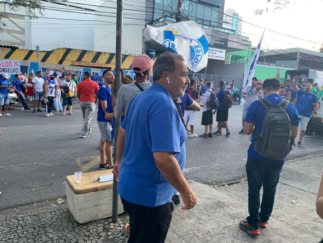 Torcida do Cruzeiro foi em peso ao Parque Esportivo do Barro Preto para fazer press�o pela aprova��o da venda da SAF a Ronaldo