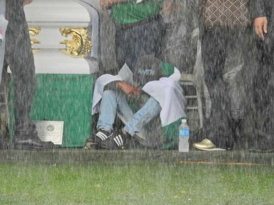 Emoção das famílias no velório dos heróis da Chapecoense