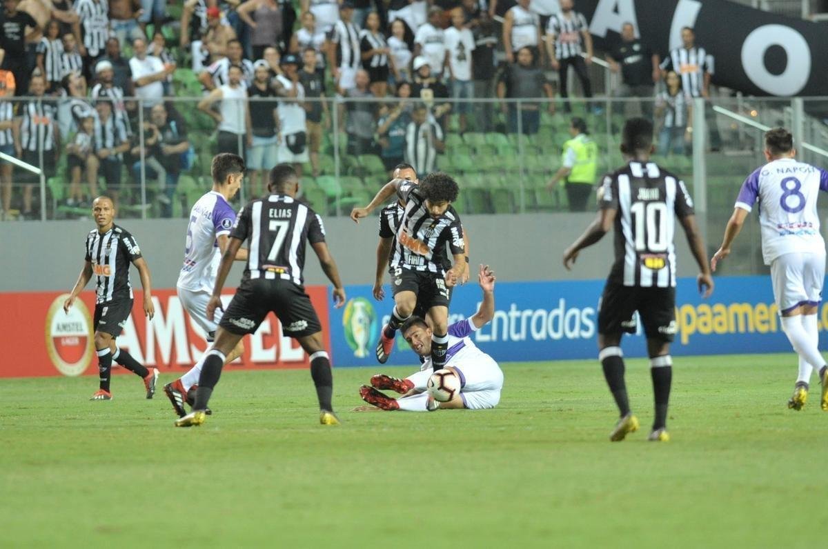 Lances do primeiro tempo do duelo entre Atltico e Defensor, pela terceira fase da Copa Libertadores