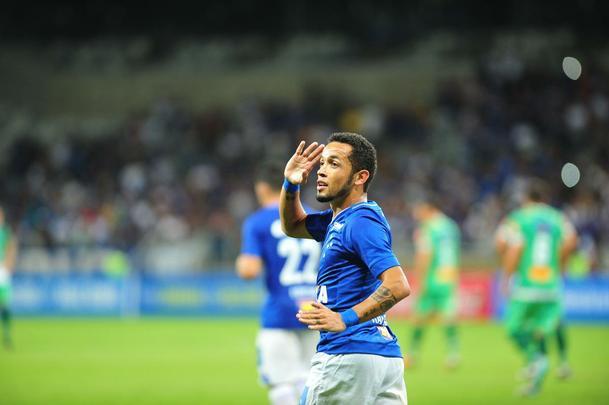 Rafinha entrou na etapa final, 'voou em campo' e marcou os dois gols que fecharam a vitria