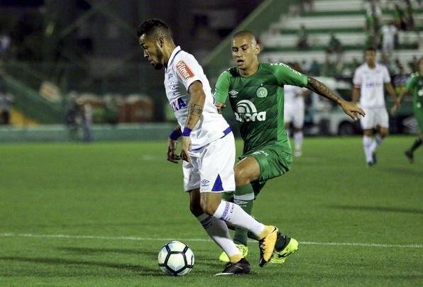 Cruzeiro visitou a Chape na Arena Cond e arrancou vitria por 2 a 1 pelo Brasileiro