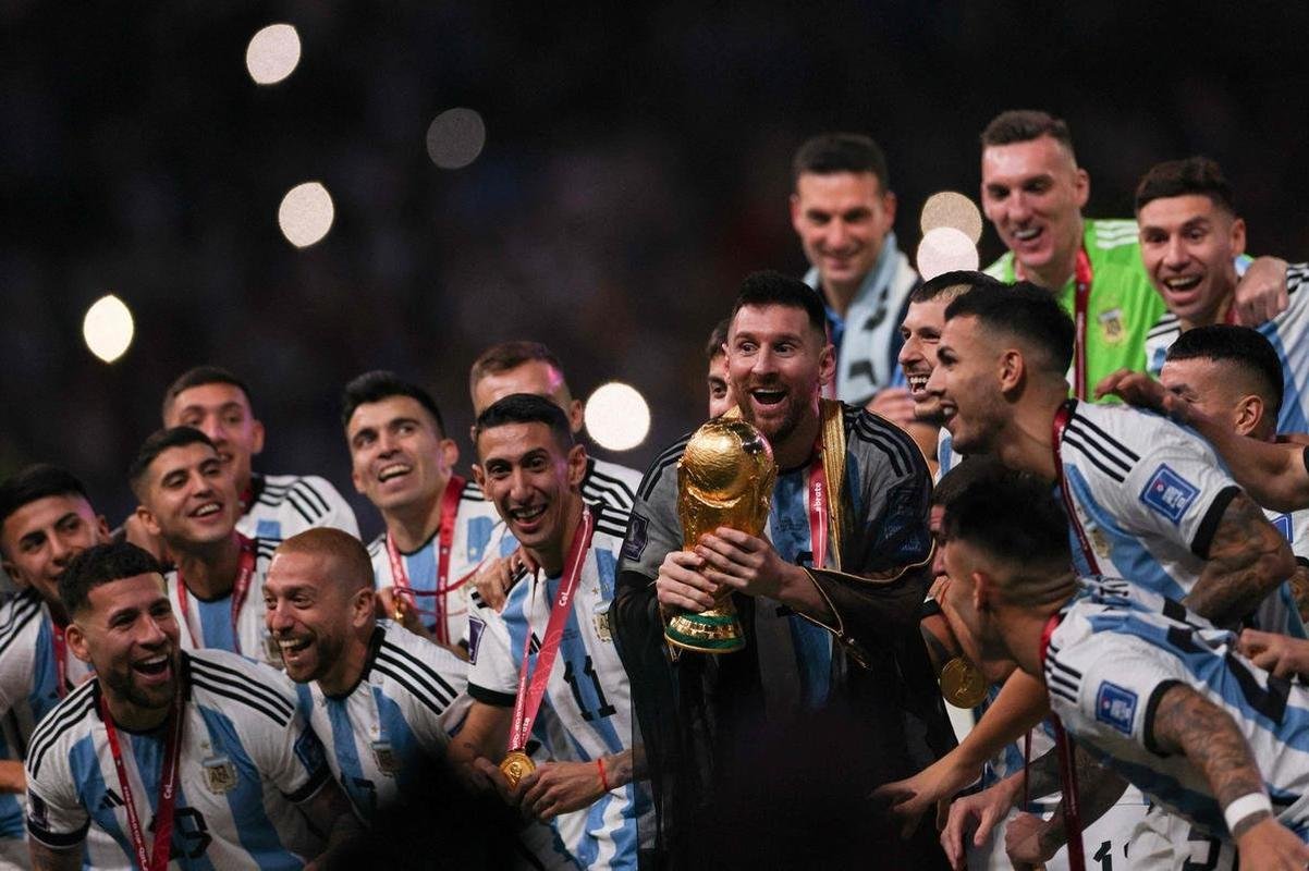 Messi ergue a taa de campeo da Copa do Mundo! Festa da Argentina no Estdio Icnico de Lusail, no Catar, com o tricampeonato mundial