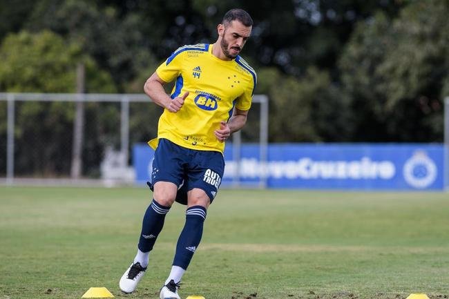 Comisso tcnica de Vanderlei Luxemburgo comandou treino na Toca da Raposa II nesta quarta-feira. Time se prepara para enfrentar o Brusque, s 11h de sbado, no estdio Augusto Bauer, em Santa Catarina, pela 16 rodada da Srie B.