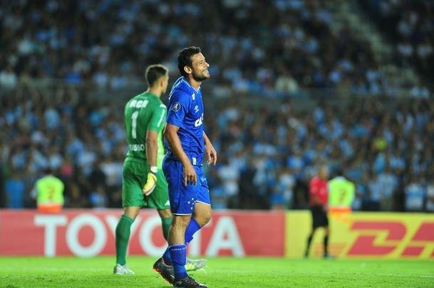 Fotos do primeiro tempo de Racing e Cruzeiro, no El Cilindro, pela Copa Libertadores. Atacante Fred se machucou na panturrilha direita logo no comeo da partida e foi substitudo por Rafael Sobis