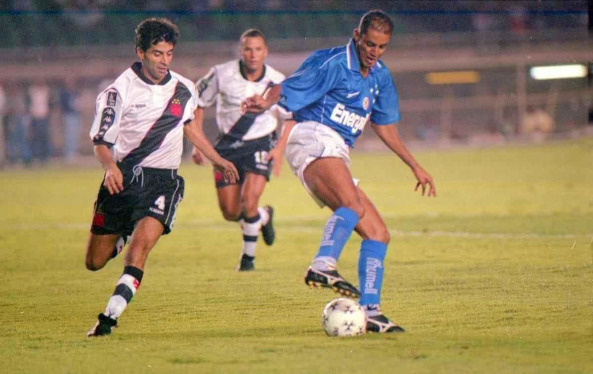 1998 - Copa Libertadores - Cruzeiro foi eliminado nas oitavas de final ao ser derrotado pelo Vasco. Imagem da partida no Mineiro